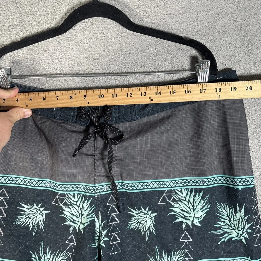 Quiksilver Highline SurfSilk‎ Mens Board Shorts Gray Pineapple Print Size 38